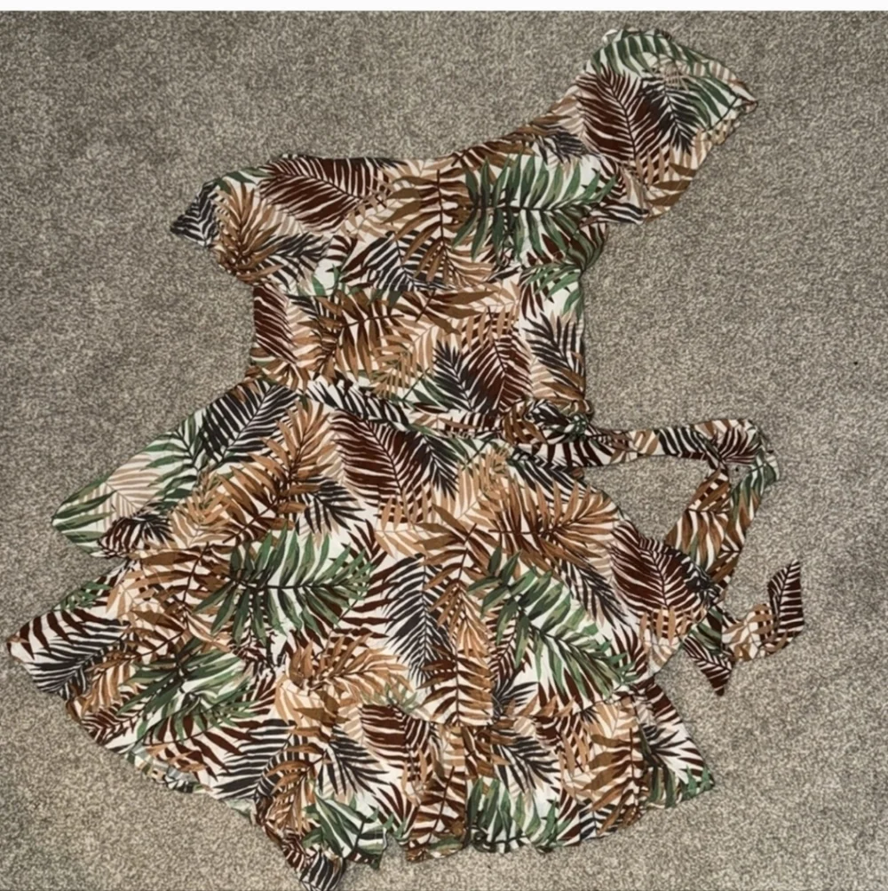 Tropical Leaf Print One Shoulder Romper - Picture 2 of 9